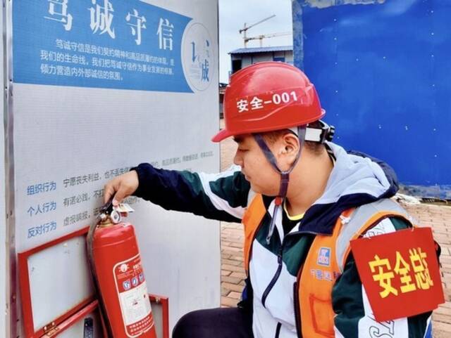 2023年4月30日，中建三局云南分公司安全总监蒲札在进行消防检查。新华社发（王威摄）