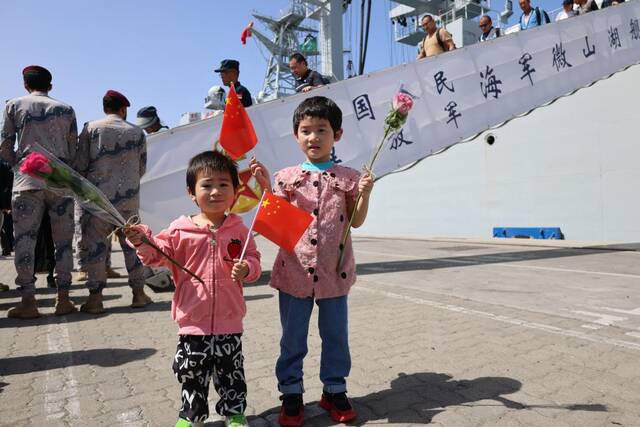 4月29日，两名从苏丹撤离的儿童乘坐中国海军微山湖舰抵达沙特阿拉伯吉达港。新华社记者王海洲摄