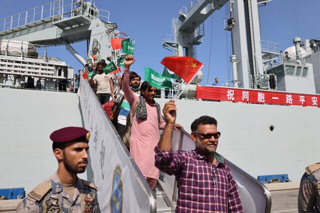 4月29日，从苏丹撤离的巴基斯坦公民乘坐中国海军微山湖舰抵达沙特阿拉伯吉达港。新华社记者王海洲摄