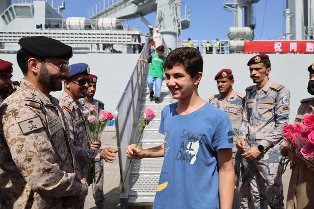 4月29日，从苏丹撤离的巴西公民乘坐中国海军微山湖舰抵达沙特阿拉伯吉达港。新华社记者王海洲摄