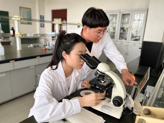 范思麒（左一）与同学在实验室中。受访者供图