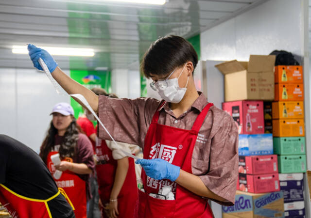 4月29日，在淄博烧烤街，一名烧烤店服务员在查看订单信息。