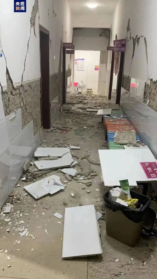 云南一地深夜突发地震，大理震感明显，游客从酒店下楼避险！