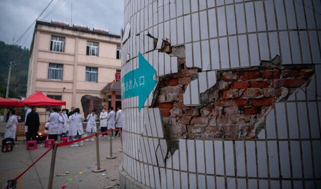 在地震中受损的云南省保山市隆阳区瓦窑镇中心卫生院（5月3日摄）。新华社记者江文耀摄