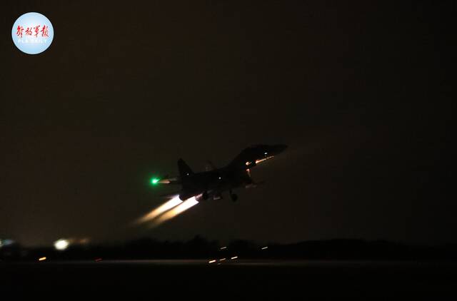 东部战区空军航空兵开展跨昼夜飞行训练