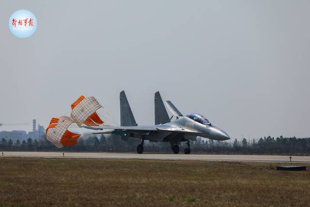 东部战区空军航空兵开展跨昼夜飞行训练