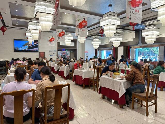5月1日，顾客在马凯餐厅内用餐。新华社记者杨淑君摄