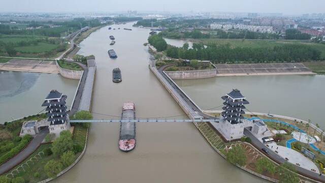 淮河入海水道大运河立交，南北向为通航的大运河、东西向为淮河入海水道。新华社记者刘诗平摄