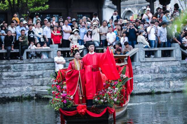 4月30日，游客在西安城墙景区参观游览。新华社发（邹竞一摄）