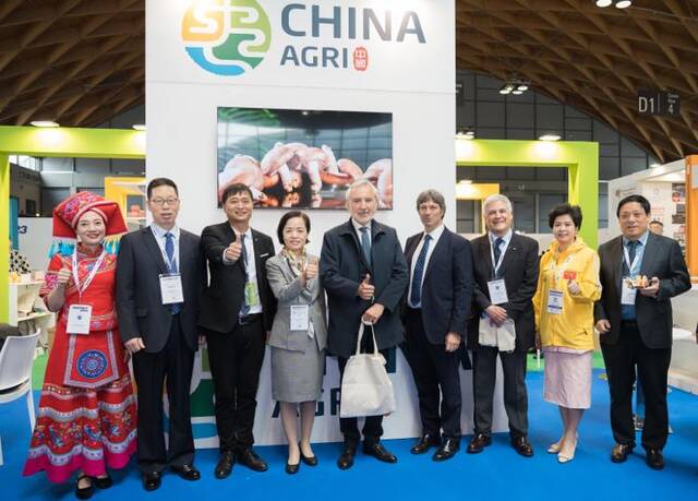 图为国际客商与中国代表团成员在中国品牌农产品展台前合影。（魏超飞摄）