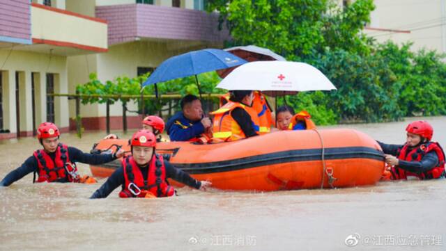 短时强降雨致民房被淹消防紧急转移群众图/江西消防