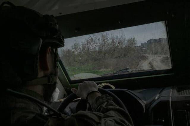 ↑一名乌克兰士兵驾车穿过巴赫穆特西部