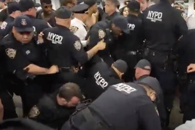 纽约地铁上黑人男子遭扼喉身亡，示威者跳入铁轨抗议，与警察冲突