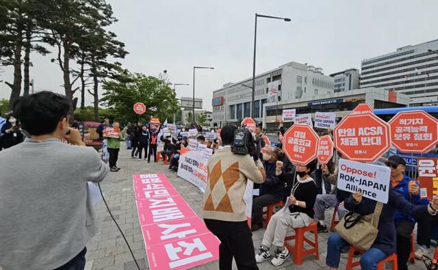 日媒：欢迎和反对岸田访韩的团体分别在总统府前示威，高喊各自口号