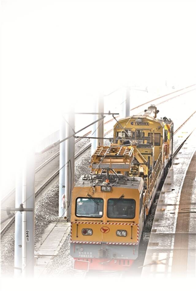 作业轨道车运行在福厦高铁厦门北站内。丁波摄