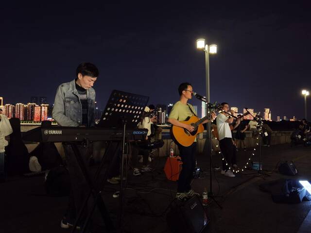 一支青年乐队在长沙湘江风光带表演节目。新华社记者白田田摄