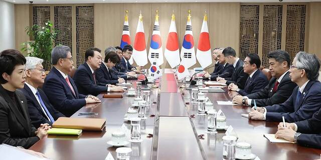 当地时间2023年5月7日，韩国总统尹锡悦在首尔龙山总统府与到访的日本首相岸田文雄举行首脑会谈。图源：视觉中国