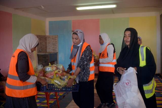 5月2日，在埃及南部阿斯旺省，工作人员为逃离苏丹进入埃及的难民准备救济包裹。新华社发（拉德万摄）