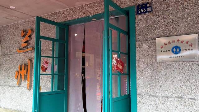 在加入公厕联盟的兰州市城关区楠火锅正宁路店门口，挂着“城市厕所开放单位”的标牌。新华社记者多蕾摄
