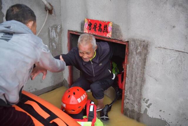 大水漫村24小时 有村民称“几十年没见过这么大的水”