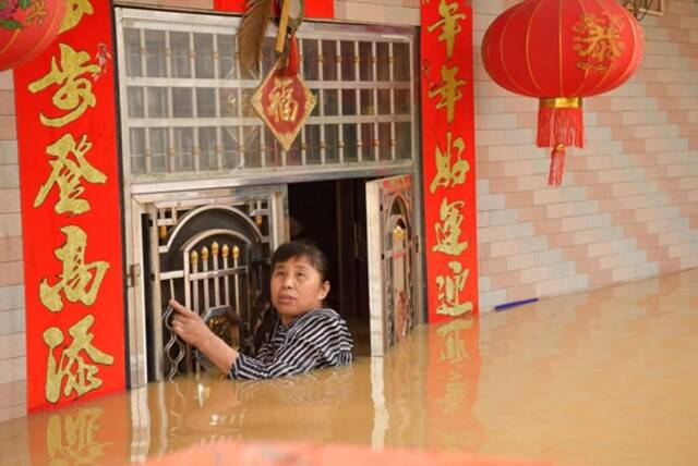 5月6日，村庄水位已经上涨到村民胸口位置。宜春市消防救援支队供图