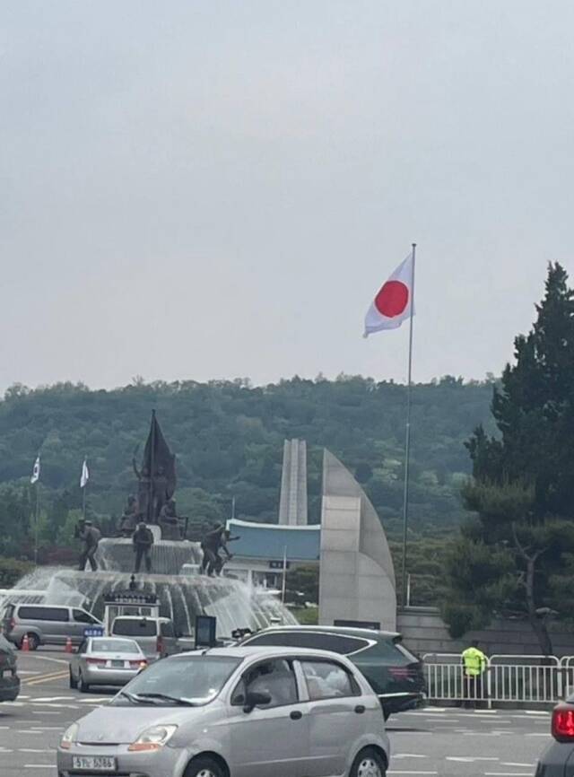 岸田来时韩国显忠院升起日本国旗，韩在野党人士：“实在令人哀叹”