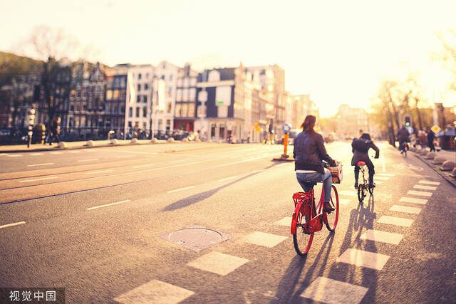 荷兰环保新目标：计划到2025年让10万人骑自行车上班