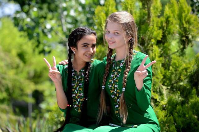 ↑土库曼斯坦首都阿什哈巴德街头的当地女孩。