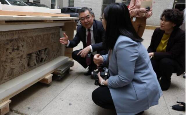中国驻纽约总领事出席中国流失文物返还仪式，接收2件重要石刻文物