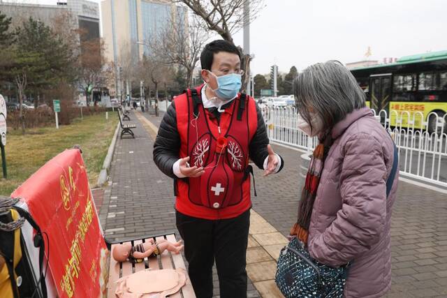 范潞霞在为市民义务讲解急救知识。新华社记者徐伟摄