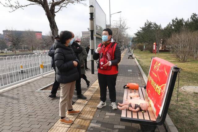 范潞霞在讲解异物卡喉时如何使用海姆立克法进行急救。新华社记者徐伟摄