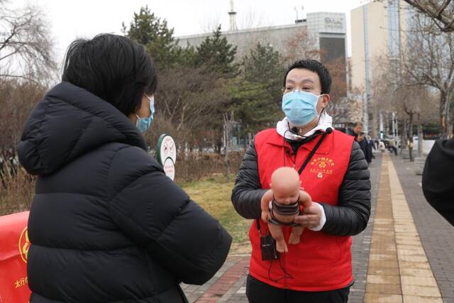 范潞霞借助塑胶娃娃讲解婴儿急救要领。新华社记者徐伟摄