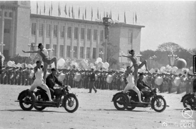 ·1959年，庆祝新中国成立十周年国庆游行中的体育方队。图自李虹微博。