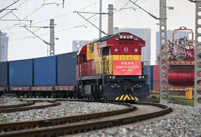 4月23日，中欧班列长安号吉利汽车出口专列从西安国际港站驶出。新华社记者李一博摄