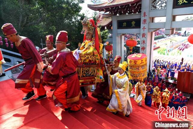 2020年11月1日，国家级非物质文化遗产——妈祖祭典在福建省莆田市湄洲岛举行，信众恭送妈祖金身回銮。王东明摄