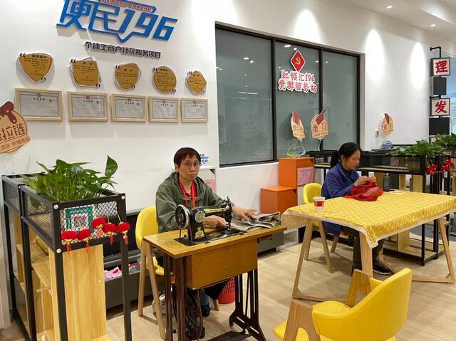 4月初，上海市松江区红领汇196党群服务站成为松江区第二个个体工商户集中登记疏导点。新华社记者程思琪摄