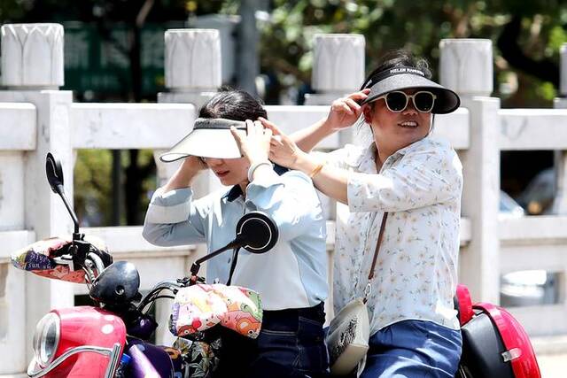 5月6日，昆明，立夏日的春城气温直逼30℃，紫外线也格外强烈，出行市民纷纷采取防晒措施。