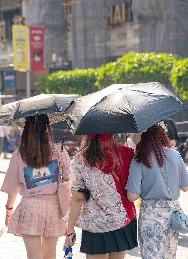 5月14日，上海最高温度达30摄氏度，市民着夏装出行。