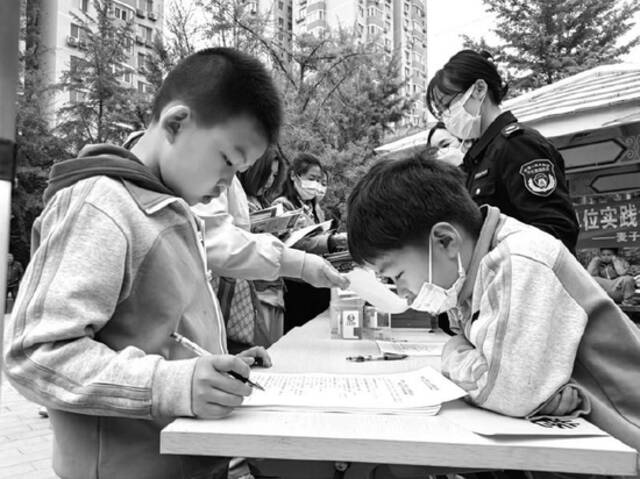 北京市朝阳区麦子店街道开展世界读书日“绿书签·护苗”主题宣传，引导青少年绿色阅读、文明上网、健康成长。主办方供图