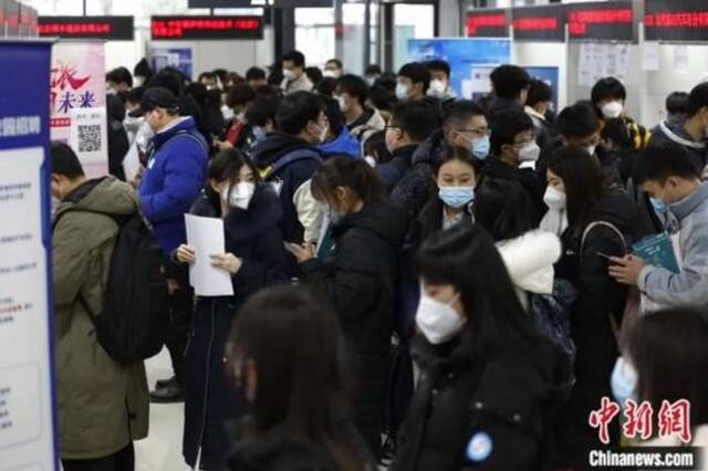 2023年2月8日，北京市教委所属北京高校大学生就业创业指导中心迎来春季首场线下双选会，应聘者排队等候向用人单位提交个人简历。富田摄