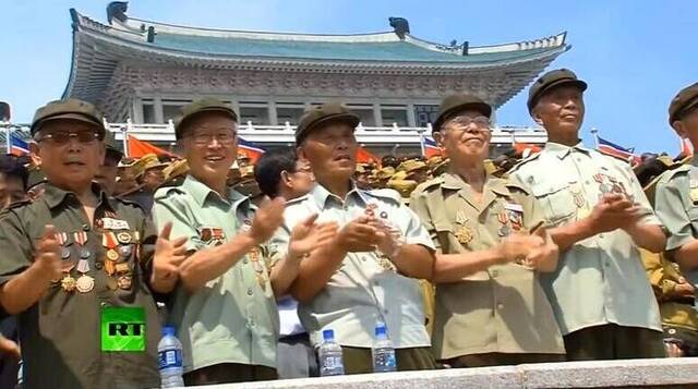 2013年7月27日，平壤阅兵观礼台上的志愿军老战士代表图源：今日俄罗斯