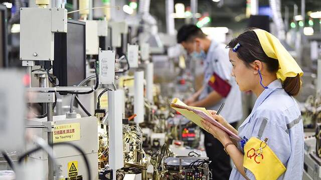 4月全国城镇调查失业率5.2%，比上月下降0.1个百分点