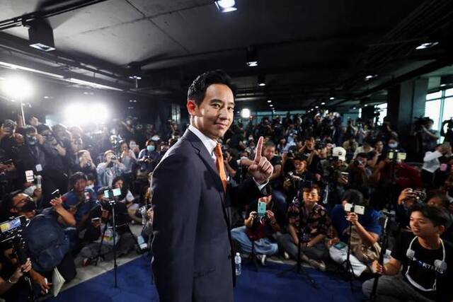 泰国远进党领导人皮塔·林乍伦拉15日在曼谷参加记者会
