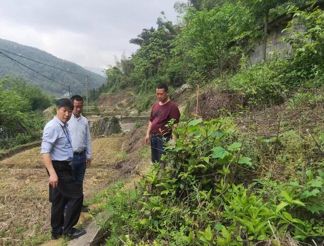 ▲洞口县纪巡联动深入田间地头收集“三湘护农”问题线索