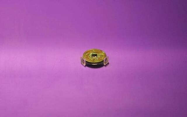 西安大唐西市博物馆收藏的突骑施汗国古钱币。新华社记者眭黎曦摄
