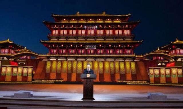 习近平和彭丽媛为出席中国-中亚峰会的中亚国家元首夫妇举行欢迎仪式和欢迎宴会并共同观看演出