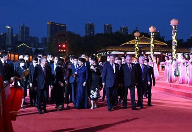 习近平和彭丽媛为出席中国-中亚峰会的中亚国家元首夫妇举行欢迎仪式和欢迎宴会并共同观看演出