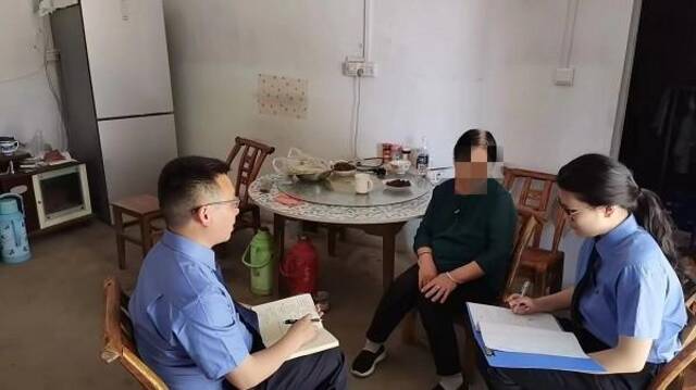 南漳县检察院干警到被救助人家中回访。