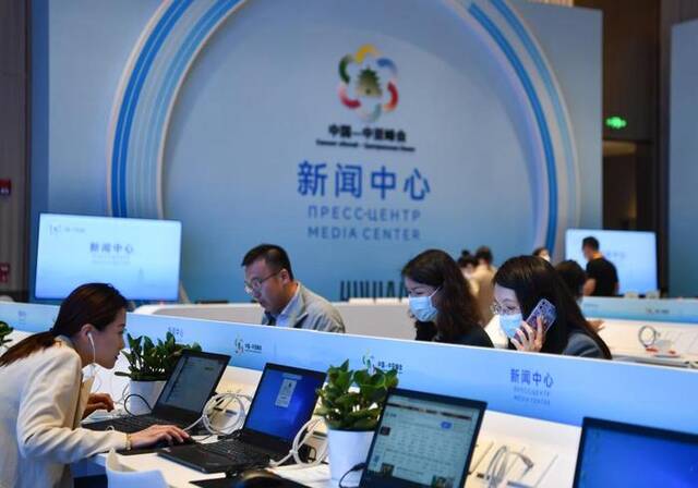5月16日，记者在中国—中亚峰会新闻中心工作。新华社记者张博文摄