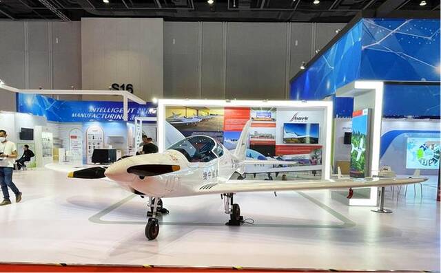 中东欧展馆智能制造展区展出的捷克鲨鱼飞机。新华网记者吴寒冰摄